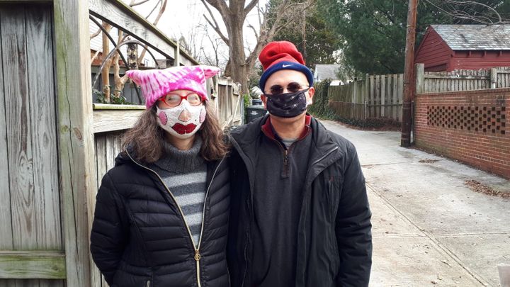 Marla Bobowick et&nbsp;Mort Rolleston, le 20 janvier 2021,&nbsp;dans leur quartier d'AU Park, à Washington (Etats-Unis). (VALENTINE PASQUESOONE / FRANCEINFO)