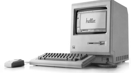 Le Macintosh 128K, le premier d'Apple, sorti le 24 janvier 1984. (APIC / HULTON ARCHIVE / GETTY IMAGES)