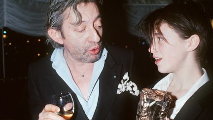 Serge Gainsbourg avec sa fille Charlotte, le 22 février 1986 à Paris, lors de la cérémonie des César où Charlotte a reçu le César du meilleur jeune espoir féminin pour son rôle dans le film de Claude Miller "L'Effrontée".&nbsp;
 (MICHEL GANGNE / AFP)