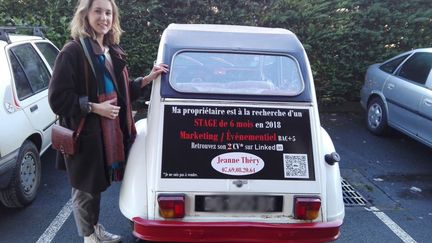 Jeanne Théry a imprimé sa demande de stage sur sa voiture pour se faire de la publicité. (RADIO FRANCE / CAROLINE POMES)