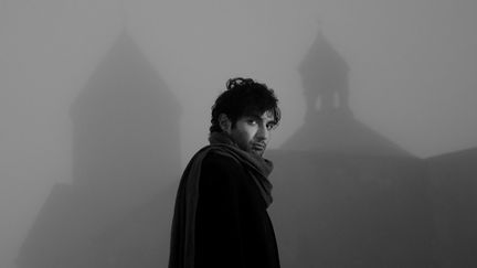 Tigran Hamasyan devant une église arménienne
 (Vahan Stepanyan / ECM Records)