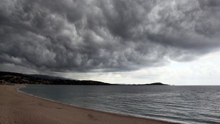 Un orage en Corse, le 18 juin 2014. (PASCAL POCHARD-CASABIANCA / AFP)