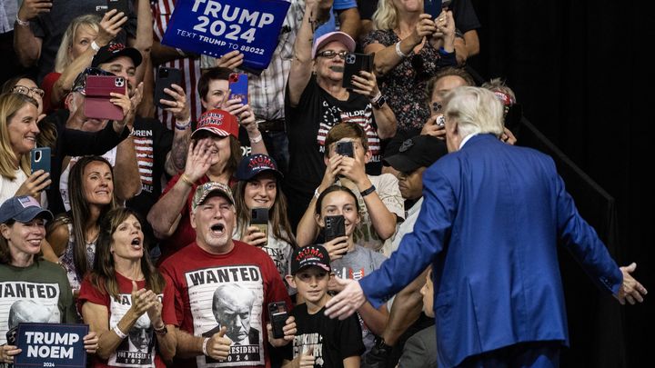 Donald Trump lors d'un meeting à Rapid City, dans l'Etat du South Dakota (Etats-Unis), le 8 septembre 2023. (ANDREW CABALLERO-REYNOLDS / AFP)