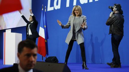 Brigitte Macron au côté de son mari, peu après l'annonce des résultats du premier tour de l'élection présidentielle, le 23 avril 2017 à Paris. (DENIS ALLARD / REA)