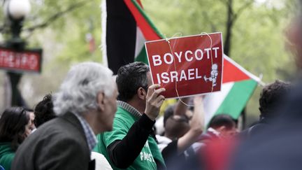 Une manifestation pro-palestinienne appelant au boycott d'Israël, le 1er avril 2017, à Paris. (MAXPPP)