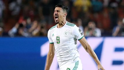 L'attaquant algérien Baghdad Bounedjah exulte après avoir ouvert le score en finale de Coupe d'Afrique des nations contre le Sénégal, le 19 juillet 2019 au Caire (Egypte). (SUHAIB SALEM / REUTERS)