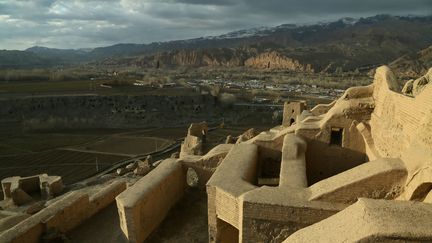 Le site autour des bouddhas de Bâmiyân, dynamités par les talibans en mars 2001. (MOHAMMAD ALI SHAIDA / AFP)