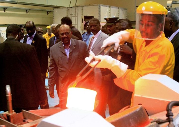 Le président Omar el-Béchir inaugure le 19 septembre 2012 la raffinerie d'or de Khartoum au Soudan. (ASHRAF SHAZLY / AFP)