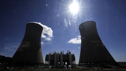 Les deux tours réfirgérantes du site nucléaire du Tricastin (Drôme) en avril 2011 (AFP PHOTO/PHILIPPE DESMAZES)