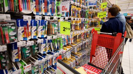 Un rayon de fournitures scolaires dans un supermarché de Douai (Nord). (JOHAN BEN AZZOUZ / MAXPPP)