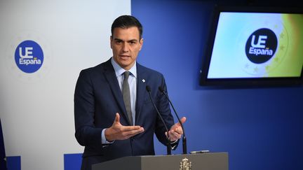 Pedro Sanchez, le chef du gouvernement&nbsp;a annoncé qu’il approuverait par décret une hausse de 2,25 % du salaire des fonctionnaires dès 2019. (JOHN THYS / AFP)