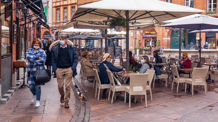 Des clients à la terrasse d'un café, à Toulouse (Haute-Garonne), le 21 août 2020. (JEAN-MARC BARRERE / HANS LUCAS / AFP)