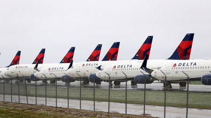 Des avions de la compagnie Delta Air Lines sont immobilisés à l'aéroport de Kansas City (Missouri) aux Etats-Unis,&nbsp;le 3 avril 2020.&nbsp; (JAMIE SQUIRE / GETTY IMAGES NORTH AMERICA / AFP)