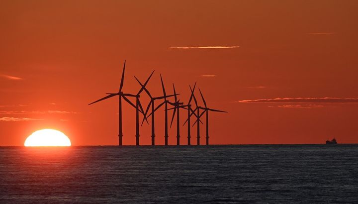 Un champ d'éoliennes offshore, le 26 mai 2021 au large de Liverpool (Royaume-Uni). (PAUL ELLIS / AFP)