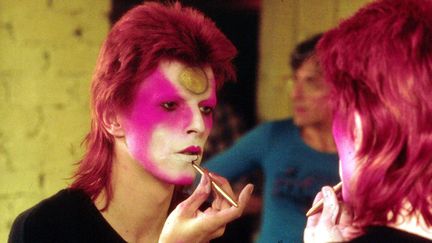 David Bowie se&nbsp;transforme en Ziggy Stardust au cours d'une s&eacute;ance maquillage, en mai 1973.&nbsp; (R BAMBER / REX FEATURES / SIPA)