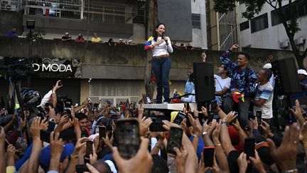 La cheffe de l'opposition vénézuélienne Maria Corina Machado s'adresse à ses partisans lors d'une manifestation appelée par l'opposition à la veille de l'investiture présidentielle, à Caracas, le 9 janvier 2025 (FEDERICO PARRA / AFP)