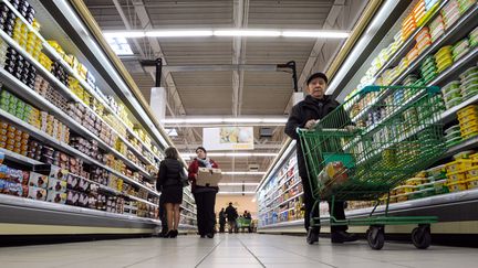 Des clients dans un supermarch&eacute; de Besan&ccedil;on (Doubs), le 1er mars 2013. (SEBASTIEN BOZON / AFP)