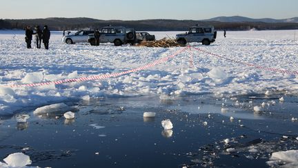 Des scientifiques de l'universit&eacute; de l'Oural disent avoir retrouv&eacute; une cinquantaine de fragments de m&eacute;t&eacute;orite pr&egrave;s du lac de&nbsp;Tchebarkoul (Russie). (RIA NOVOSTI / AFP)