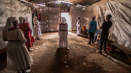 Des fidèles se réunissent secrètement un dimanche après-midi pour assister à un office religieux. Le gouvernement a interdit tous les rassemblements dans les lieux de culte. Mais cette mesure est difficile à faire appliquer aux congrégations religieuses. Certaines ont bravé l’interdit et continué d’accueillir les fidèles. Une croyante chassée durant la messe dit ne pas comprendre. Selon elle, "Dieu a le dernier mot, il est le guérisseur et c’est la peur qui est l’ennemie", raconte RFI.&nbsp; (DONWILSON ODHIAMBO / SOPA IMAGES / SIPA)