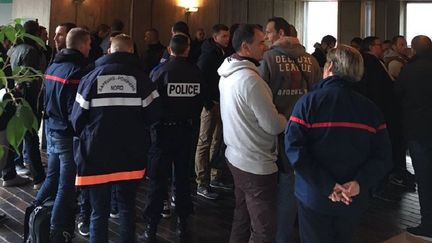 Des pompiers sont venus soutenir leurs collègues agressés, au tribunal de Lille (Nord), le 5 décembre 2017. (ANTOINE SABBAGH / RADIOFRANCE)