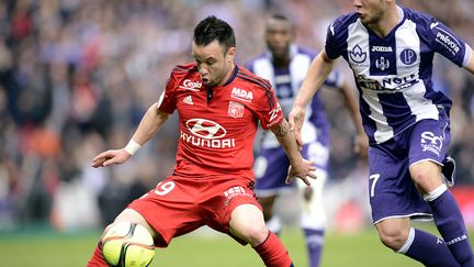 Mathieu Valbuena (Lyon) protège son ballon face à Toulouse (REMY GABALDA / AFP)