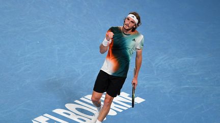 Stefanos Tsitsipas lors de son match face à Taylor Fritz, en huitièmes de finale de l'Open d'Auutralie, le 24 janvier 2022 à Melbourne. (WILLIAM WEST / AFP)