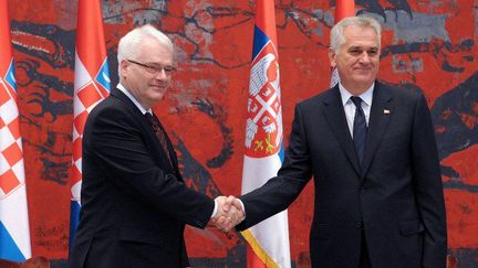 Le président croate Ivo Josipovic et son homologue serbe Tomislav Nikolic avant une réunion à Belgrade, en Serbie, le 16 octobre 2013. (AFP PHOTO / ALEXA STANKOVIC)