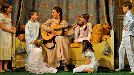 La soprano Katherine Manley (au centre) dans le rôle de la préceptrice Maria
 (Marie-Noëlle Robert)