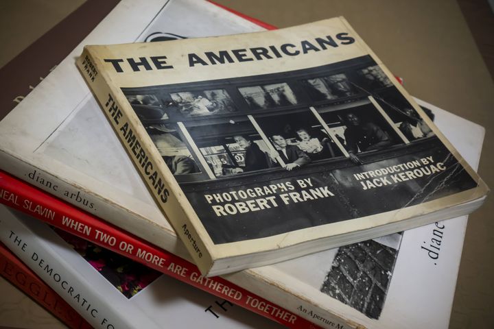 Le livre "Les Américains" du photographe Robert Frank, le 10 septembre 2019. (RICHARD B. LEVINE / NEWSCOM / SIPA /)