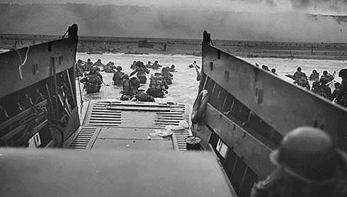 Des soldats am&eacute;ricains d&eacute;barquent en Normandie, le 6 juin 1944. (THE U.S. ARMY / FLICKR)