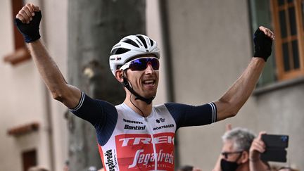 Baule Mollema célèbre sa victoire sur la 14e étape du Tour de France, samedi 10 juillet. (ANNE-CHRISTINE POUJOULAT / AFP)