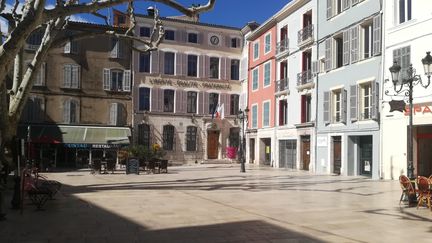 La place Caramy et la mairie de Brignoles. Photo d'illustration. (SOPHIE GLOTIN / RADIO FRANCE)