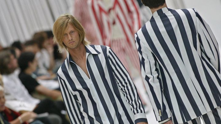 Des créations du designer britannique Paul Smith lors des collections de prêt-à-porter masculin printemps-été 2004, le 29 juin 2003 à Paris. (JEAN-PIERRE MULLER / AFP)