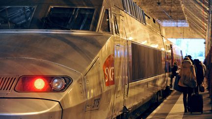 Voyageurs en gare de Saint-Pierre-des-Corps (Indre-et-Loire), le 5 d&eacute;cembre 2011. (ALAIN JOCARD / AFP)