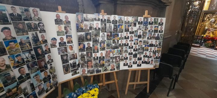 Dans l'égtlise Saints-Apôtres-Pierre-et-Paul de Lviv (Ukraine), un panneau à la mémoire des soldats ukrainiens tués est installé.&nbsp; (SANDRINE ETOA-ANDEGUE / RADIO FRANCE)