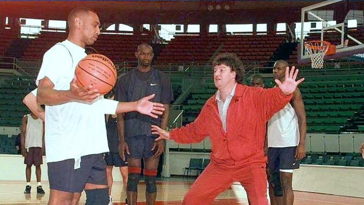 L'entraîneur de l'Asvel, Gregor Beugnot (en survêtement rouge), transmet ses consignes à ses joueurs à l'entraînement, avant le Final Four de l'Euroligue à Rome, ici le 21 avril 1997 (GERARD JULIEN / AFP)