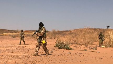 Des soldats se trouvent près de&nbsp;Ouallam (Niger), le 18 avril 2018. (AARON ROSS / REUTERS)