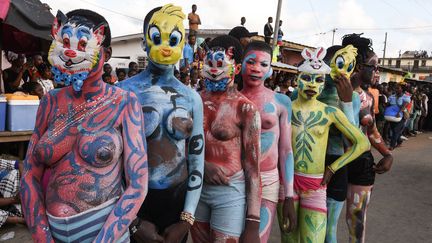 Au nombre des festivités, on compte un grand défilé de personnages masqués. Il faut dire que «Popo» signifie «masque» en langue abourée. Même si les couvre-visages présentés ici n’ont qu’un lointain rapport avec la tradition africaine. De fait, «le Popo qui avait un caractère traditionnel (a pris) très vite une forme moderne», explique le site 100pour100culture. La manifestation est une institution dans la région, qui attire des dizaines de milliers de personnes. Même si elle a un aspect commercial, elle est l’occasion de célébrer «la richesse culturelle du peuple abouré». Un peuple qui a su s’opposer à la colonisation française, avec un personnage toujours célébré dans le pays, Kadjo Amangoua, apparemment mort exilé à Ndjolé, dans le nord-ouest du Gabon, où il avait été exilé par les Français.  (SIA KAMBOU / AFP)