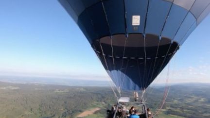 Afin de dire merci au personnel soignant pour son combat contre le coronavirus, les pilotes de montgolfière leur offrent des vols au-dessus des puys d'Auvergne. (FRANCE 3)