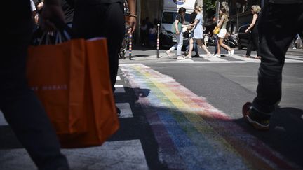 Les habitants du Marais ont repeint les tags homophobes. (JULIEN DE ROSA / EPA)