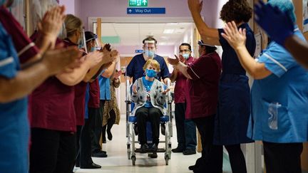 Âgée de 90 ans, Margaret Keenan (au centre), est la toute première personne à recevoir le vaccin anti-Covid de Pfizer-BioNTech en Grande-Bretagne, le 8 décembre 2020 à Coventry. (JACOB KING / AFP)