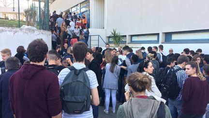 Des élèves attendent d'être évacués dans la cour du lycée Tocqueville à Grasse (Alpes-Maritimes) après qu'une fusillade a éclaté, le 16 mars 2017. (MAXPPP)