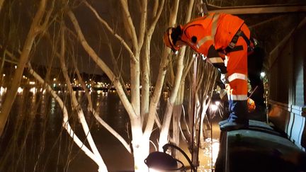 Dans la nuit du 24 janvier 2018, une cordée va protéger les baies de ventilation d'une station du RER C, afin d'éviter les infiltrations de la Seine en crue. (FARIDA NOUAR / RADIO FRANCE)