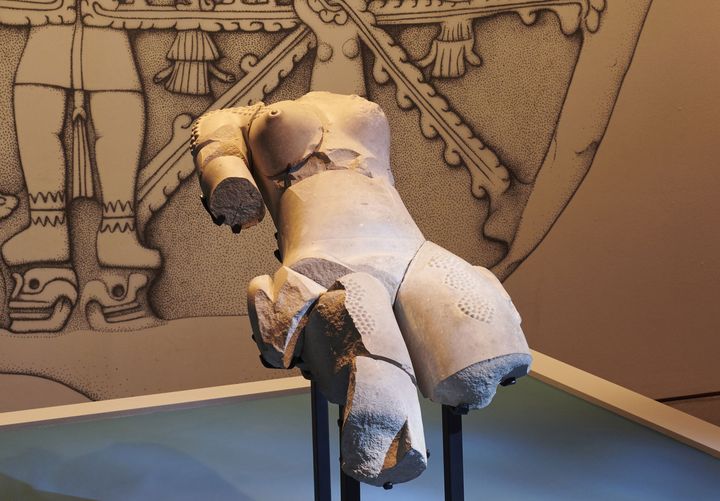 Sculpture dite "La femme Scarifiée", vers 200 après JC, site de Tamtoc, Etat de San Luis Potosi, Mexique, exposée au musée du Quai Branly dans l'exposition "Les Olmèques et les cultures du golfe du Mexique" (© musée du quai Branly - Jacques Chirac, photo Léo Delafontaine)