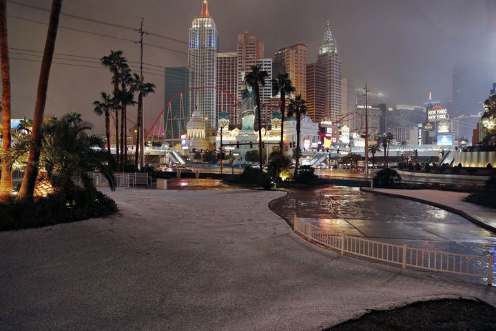 La ville de Las Vegas (Etats-Unis) sous la neige, le 21 février 2019. (JOHN LOCHER / AP / SIPA)