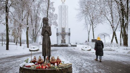 Le mémorial de l'Holodomor à Kiev (Ukraine), le 27 novembre 2022. (ANDRE LUIS ALVES / ANADOLU AGENCY / AFP)