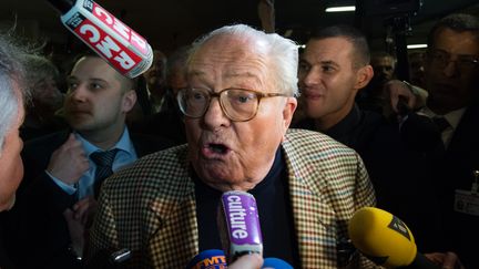 Le pr&eacute;sident d'honneur du FN, Jean-Marie Le Pen, r&eacute;pond aux journalistes le 29 mars 2015, lors du second tour des &eacute;lections d&eacute;partementales. (BERTRAND LANGLOIS / AFP)