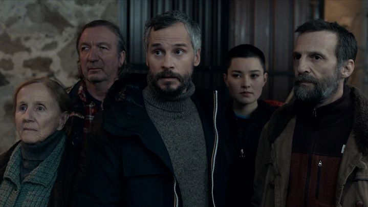 Mathieu Kassovitz, Nicolas Giraud, Bruno Lochet, Hélène Vincent, Ayumi Roux dans "L'Astronaute" de Nicolas Giraud (2023). (2021 NORD-OUEST FILM  - ORANGE STUDIO - ARTEMIS PRODUCTION - FRERES ZAK)