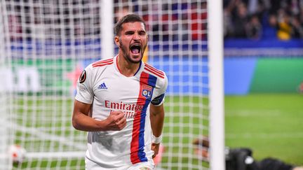 Cette soirée peut être décisive pour les coéquipiers d'Houssem Aouar, ici en train de célébrer son but face à Brondby le 30 septembre 2021, au Groupama Stadium de Lyon. (PHILIPPE DESMAZES / AFP)