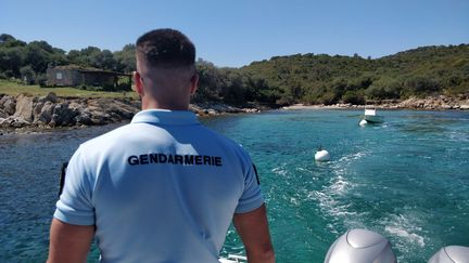 Les gendarmes de la brigade nautique de Bastia, en Haute-Corse, lors d'une patrouille le 27 avril 2020. (ERIC AUDRA / RADIO FRANCE)